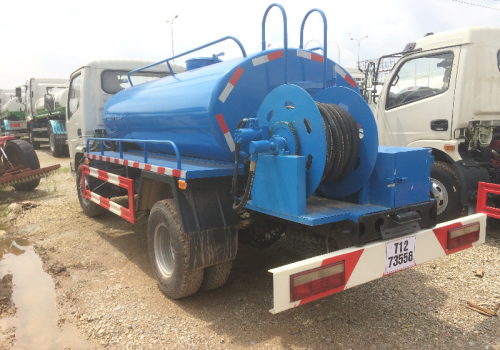Xe phun nước rửa đường có hệ thống phun rửa áp lực cao