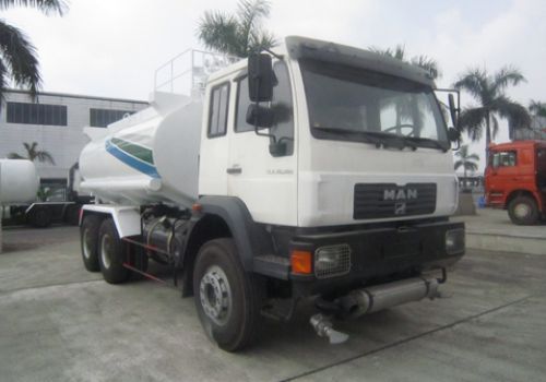 Xe phun nước rửa đường Man