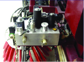 Xe quét đường hút bụi 5 khối ISUZU 9 Hệ thống thủy lực chổi quét