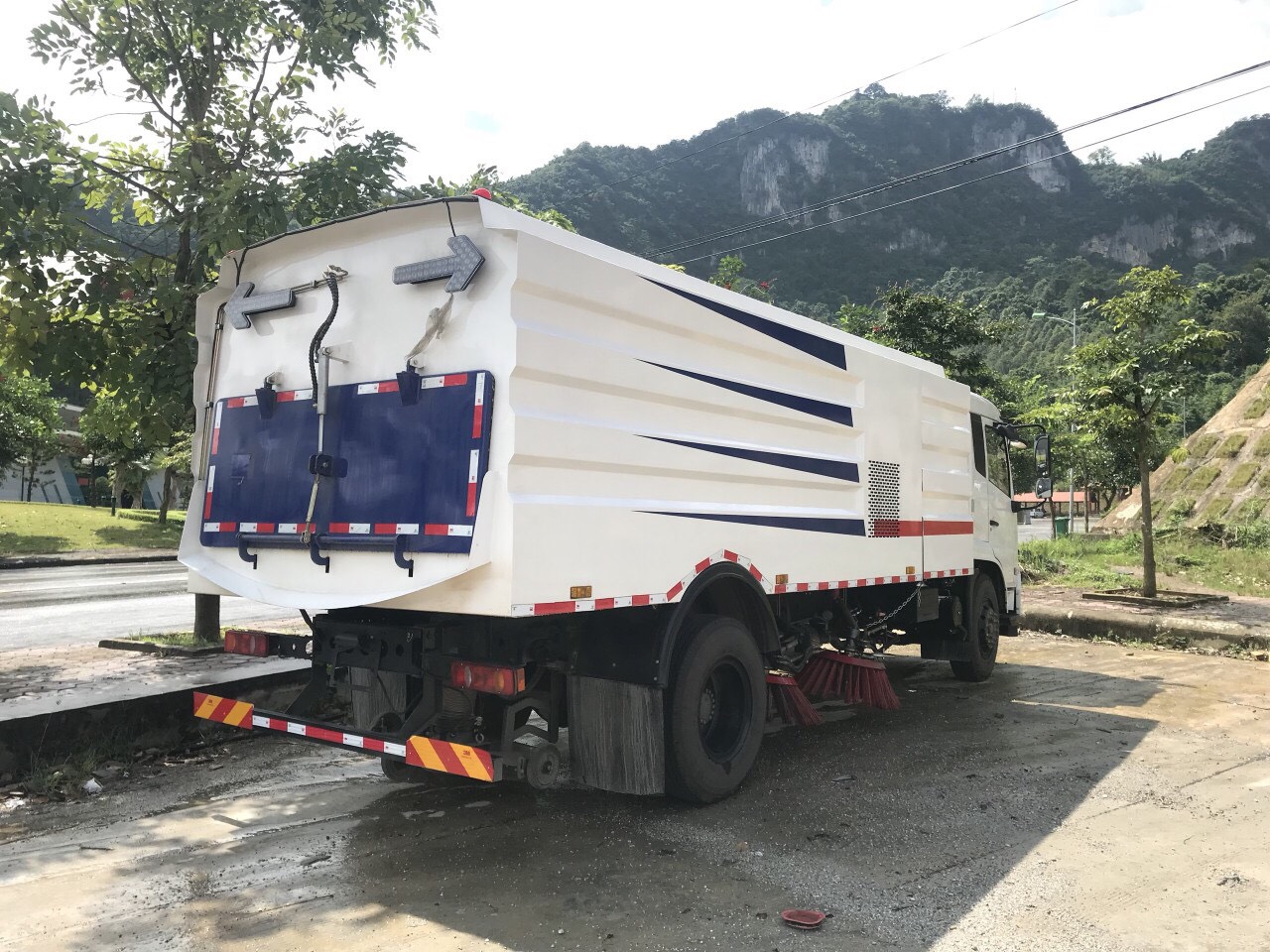 Xe quét đường hút bụi 10 khối Dongfeng 8 XE QUÉT HÚT BỤI DONGFENG 10 KHỐI